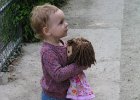 Paříž - květen 2006  roztomilá holčička s panenkou : cizí děti, hračky, panenka