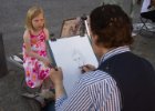 Paříž - květen 2012  pouliční umělci u centra Pompidou : cizí děti, kreslení, portrét