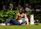 Paříž - květen 2012  Lucemburské zahrady - tenhle pár nás dostal, obzvlášť když jí vyhrnul tričko a posléze i začal obdivovat podprsenku : architektura, odpočinek, park, piknik