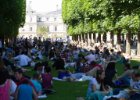 Paříž - květen 2012  Lucemburské zahrady - trávníky vyhrazené pro piknikování nám připomínají tučnáčí kolonie : architektura, odpočinek, park, piknik