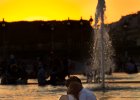 Paříž - květen 2012  romantika na nádvoří Louvre v zapadajícím slunci : romantika, voda, vodotrysk, západ slunce