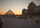 Paříž - květen 2012  nádvoří Louvre v zapadajícím slunci : Louvre, architektura, dokumentární, muzeum, pyramida, západ slunce