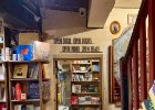 Shakespeare and Company  Proslulé dvoupatrové nezávislé knihkupectví z roku 1951 s novými i použitými knihami v bohémském prostředí. : Paříž 2021, kniha, knihovna, předmět, předměty