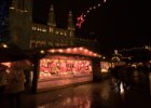Trhy u radnice  noční deštivá Vídeň : Vídeň, noční, vánoční výzdoba
